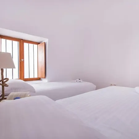 Grandiose Santorini 2 Bedrooms Erza With Spacious Terrace Featuring Outdoor Hot Tub *