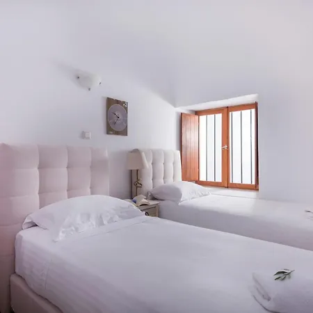 Grandiose Santorini 2 Bedrooms Erza With Spacious Terrace Featuring Outdoor Hot Tub וילה