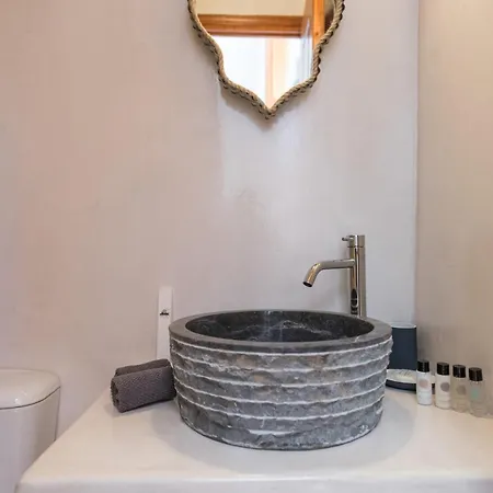 Grandiose Santorini 2 Bedrooms Erza With Spacious Terrace Featuring Outdoor Hot Tub * Pýrgos