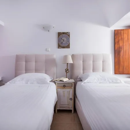 וילה Grandiose Santorini 2 Bedrooms Erza With Spacious Terrace Featuring Outdoor Hot Tub Pýrgos