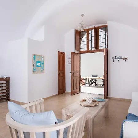 Grandiose Santorini 2 Bedrooms Erza With Spacious Terrace Featuring Outdoor Hot Tub * Pýrgos