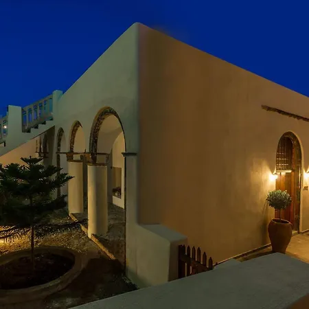 Grandiose Santorini 2 Bedrooms Erza With Spacious Terrace Featuring Outdoor Hot Tub Pýrgos