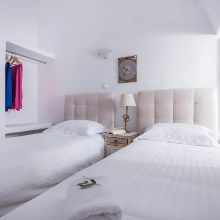 Grandiose Santorini 2 Bedrooms Erza With Spacious Terrace Featuring Outdoor Hot Tub וילה