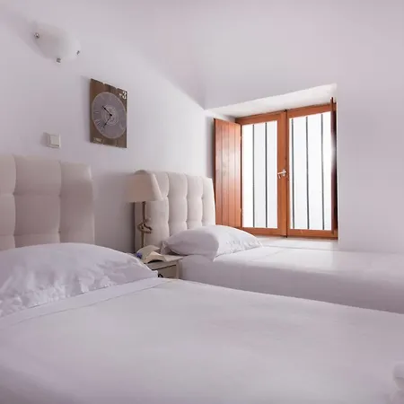 Grandiose Santorini 2 Bedrooms Erza With Spacious Terrace Featuring Outdoor Hot Tub * Pýrgos