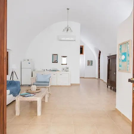 Grandiose Santorini 2 Bedrooms Erza With Spacious Terrace Featuring Outdoor Hot Tub וילה Pýrgos