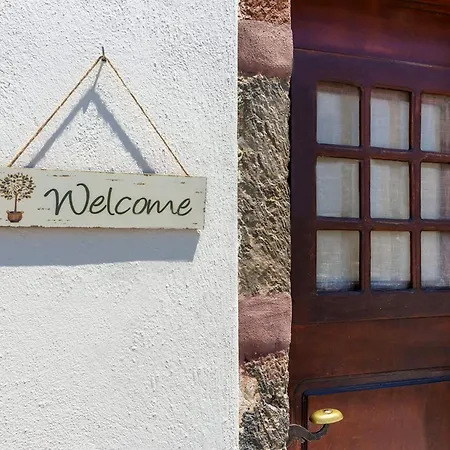 Grandiose Santorini 2 Bedrooms Erza With Spacious Terrace Featuring Outdoor Hot Tub וילה Pýrgos