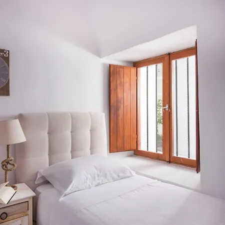 Grandiose Santorini 2 Bedrooms Erza With Spacious Terrace Featuring Outdoor Hot Tub *